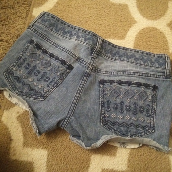Aztec pattern shorts - Picture 2 of 3